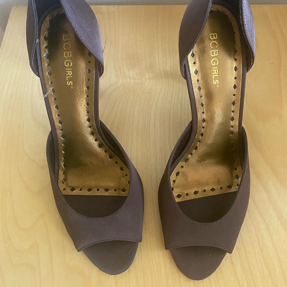 🍫 Chocolate Satin BCBG Heels Sz 8.5 D’Orsay Pumps Open-Toe Dress Shoes - Picture 3 of 4